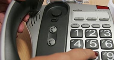 Stire din Actualitate : Un escroc s-a dat drept fiul unei bătrâne şi i-a cerut telefonic 15.000 de euro pentru o operaţie