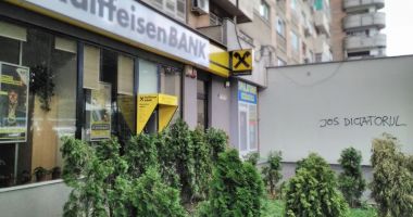 Stire din Actualitate : Raiffeisen este bună de plată. Banca trebuie să returneze clienților 19 milioane de euro pentru dobânzile recalculate între 2006 și 2009