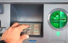 Stire din Actualitate : A găsit 1.900 de lei uitați într-un bancomat și a fugit cu ei. Polițiștii cer ajutorul populației pentru identificarea femeii hoațe
