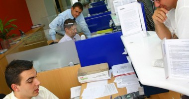 Stire din Economie : Bancherii se tem să dea drumul creditării