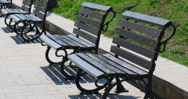 Stire din Social : Băncile de pe faleza Cazinoului sunt recondiționate