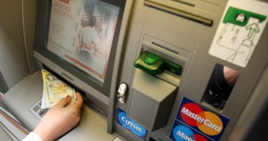 Stire din Economie : Băncile reclamă obligativitatea afișării comisioanelor la bancomate