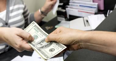 Stire din Economie : Băncile sunt disperate să vândă credite… scumpe!