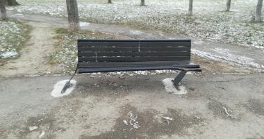 Stire din Eveniment : Băncile din Parcul Tăbăcărie, distruse de golani