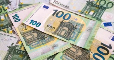 Stire din Eveniment : Adolescent de 15 ani, cercetat după ce ar fi distribuit mai multe bancnote false de 100 de euro