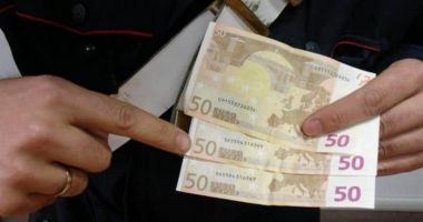 Stire din Economie : Numărul bancnotelor euro falsificate, la cel mai mic nivel în 2020