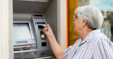 Stire din Eveniment : Înșelăciune la bancă. Două angajate cercetate pentru fraude cu credite acordate vârstnicilor