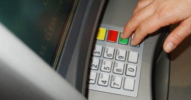 Stire din Diverse : Zeci de clienți ai unei bănci, fără bani! Hoții au montat sisteme care au copiat toate datele de pe card
