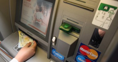 Stire din Eveniment : Dosar penal pentru că a luat banii găsiți într-un ATM