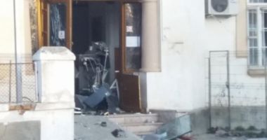 Alertă! Hoții au aruncat un bancomat în aer, cu ajutorul unei butelii