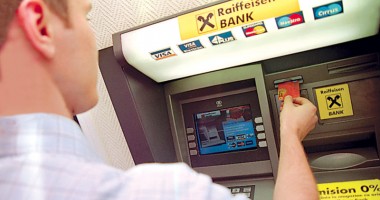 Stire din Economie : Raiffeisen Bank face în noaptea de sâmbătă spre duminică modificări la sistemul IT