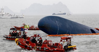 Stire din Actualitate : Un feribot care transporta circa 200 de persoane s-a scufundat în Bangladesh. 22 de persoane au murit