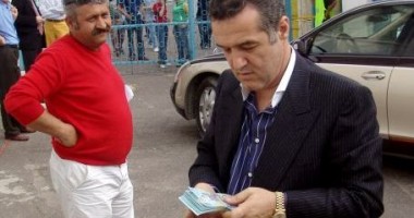 Stire din Sport : Fotbal / Gigi Becali i-a îngropat pe steliști în bani, câte 20.000 de euro per jucător