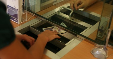 Stire din Economie : Românii nu prea mai economisesc în lei