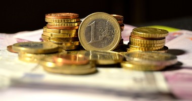 Stire din Economie : Cursul a fluctuat ușor peste 4,44 lei/euro în a doua parte a zilei
