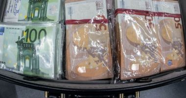 Stire din Actualitate : Opt milioane de euro, în bancnote de 50 şi 100, ascunse în saci, bidoane şi găleţi, au fost găsite îngropate în curtea unei case