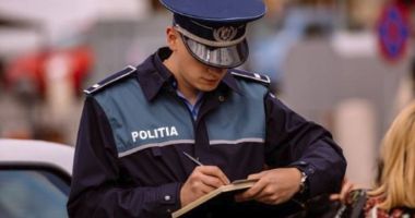 Stire din Eveniment : Șofer prins fără asigurare în trafic, trimis de polițiști la bancomat pentru a scoate bani de mită