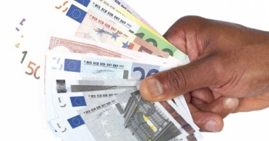 Stire din Economie : Românii care dau informații Fiscului despre persoane sau firme ar putea fi recompensați financiar