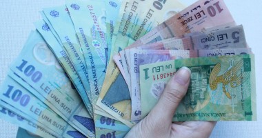 Stire din Economie : Câți bani au reușit să pună deoparte românii