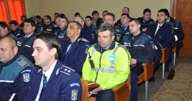 Stire din Eveniment : Bani mai puțini pentru polițiști. Vor primi sporul de 75% și norma de hrană și echipament? Promisiuni pentru tichete de vacanță