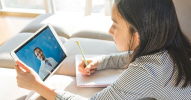 Stire din Cultură-Educație : Bani de la Ministerul Educaţiei, pentru dezinfectanţi, camere web şi laptopuri