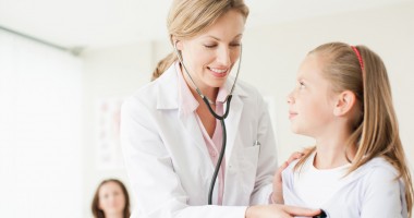Stire din Sănătate : Medicii rezidenți ar putea primi bani pe gărzi din anul I