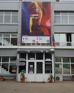 Banner uriaș  cu Simona Halep, afișat pe clădirea Centrului  Național de Tenis