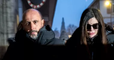 Stire din Actualitate : Proprietarul barului din Crans-Montana unde au murit 40 de tineri a fost arestat
