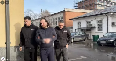 Stire din Eveniment : Bărbatul violent, dus în fața procurorului, după ce a agresat polițiști în scara unui bloc din Constanța