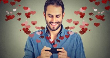 Stire din Eveniment : Cum a reușit doi tineri să convingă un bărbat amorezat să le trimită în conturi peste 130.000 de euro
