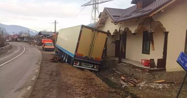 Stire din Eveniment : S-a urcat beat la volan și a făcut praf o casă. Șoferul TIR-ului avea o alcoolemie de peste unu la mie