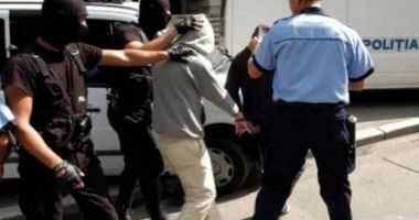 Stire din Eveniment : Un bărbat agresiv a fost rănit cu gloanțe de cauciuc după ce a amenințat mai mulți polițiști