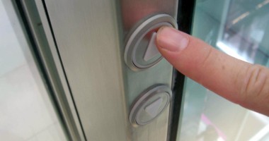 Stire din Eveniment : Caz șocant într-un bloc din Constanța! Un bărbat a căzut din lift