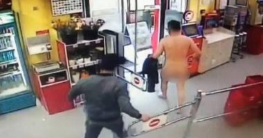 Scene uluitoare în supermarket. Un client s-a dezbrăcat complet și a făcut circ printre raioane