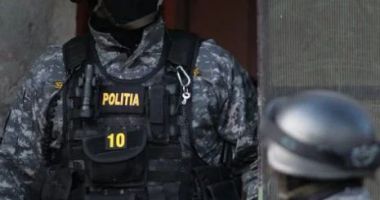 23 kg de canabis introduse în ţară prin firme de curierat. Doi bărbaţi reţinuţi de DIICOT
