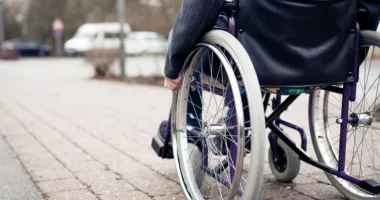 Stire din Actualitate : Cum a strâns o femeie 350.000 de euro păcălind sute de oameni