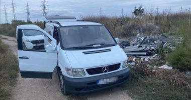 Stire din Social : Bărbaţi prinşi aruncând gunoaie pe un teren viran, în Constanţa. Le-au fost confiscate maşinile