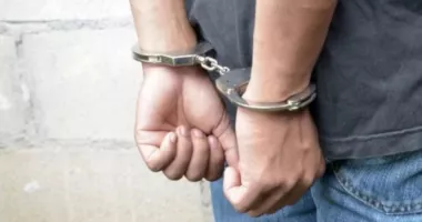 Tânăr reținut după ce ar fi îngrijit ilegal cinci persoane vulnerabile într-un apartament