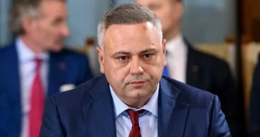 Stire din Actualitate : Ministrul Agriculturii, Florin Barbu, vine la Ora Guvernului, la solicitarea USR