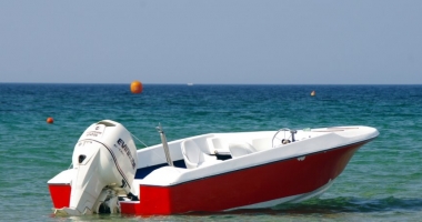 Salvați după ce au plutit în derivă cu o barcă pe Marea Neagră