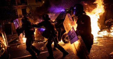 Stire din Politică-Administrație : Barcelona, a treia zi de asediu. Centrul orașului e distrus!