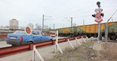 Stire din Eveniment : Șoferi lăsați fără permis, la trecerile la nivel cu calea ferată