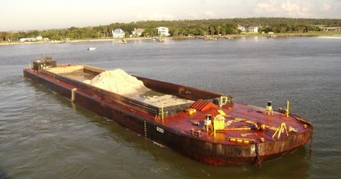 Stire din Economie : Seceta a blocat sute de barje pe Dunăre și în portul Constanța