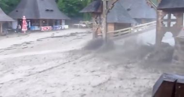 VIDEO / Mănăstirea Bârsana, lovită de inundații. Credincioșii, evacuați cu excavatorul din calea viiturii