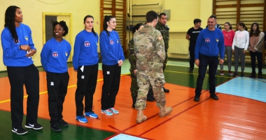 Stire din Sport : CS Phoenix face o bucurie de Crăciun copiilor nevoiași