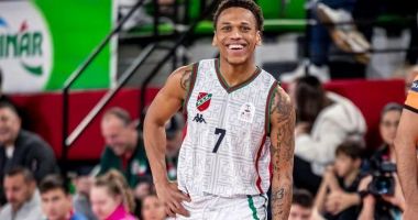 Stire din Sport : România l-a naturalizat pe baschetbalistul american Daron Russell