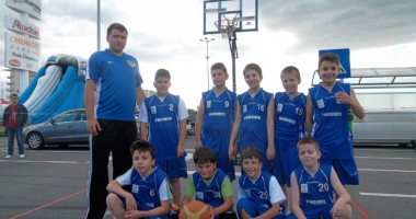 Stire din Sport : CS Phoenix, locul I la Cupa "Telefonul Copilului" și "Dl Goe joacă baschet" / Galerie foto