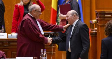 Stire din Actualitate : Traian Băsescu primește înpoi beneficiile de fost președinte