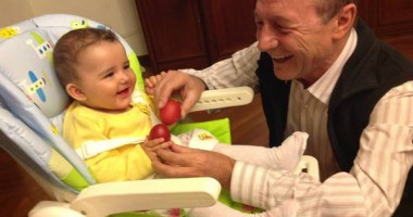 Stire din Diverse : Bunicul BĂSESCU, împreună cu nepoțica, în fotografii pe Facebook