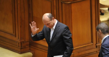 Stire din Politică-Administrație : Traian Băsescu, în Parlament: "Propun îndepărtarea din Guvern a miniștrilor cu dosare penale"